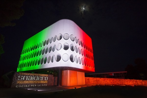 Il tricolore illumina la facciata della sede Snaidero a Majano per l’avvio della nuova fase della ripartenza
