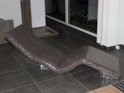 Chaise Longue in cemento rivestite da mosaico