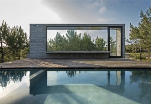 La villa sospesa nella pineta con piscina panoramica vista oceano