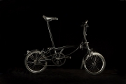 Brompton Junction Milano ha presentato la collezione ‘Black Edition’  al fuorisalone ‘Porta Venezia in Design’