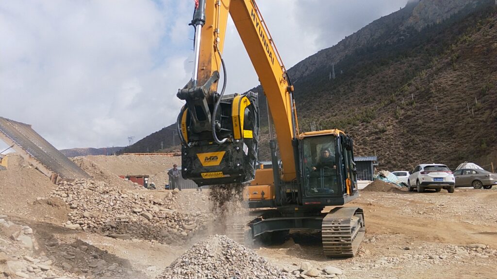 BF70.2---Hyundai-225---Tibet---Recycling---Granite-3.jpg