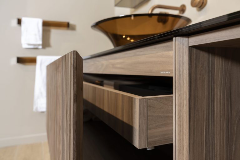 Artelinea Plissé System freestanding. L’immortale eleganza del legno