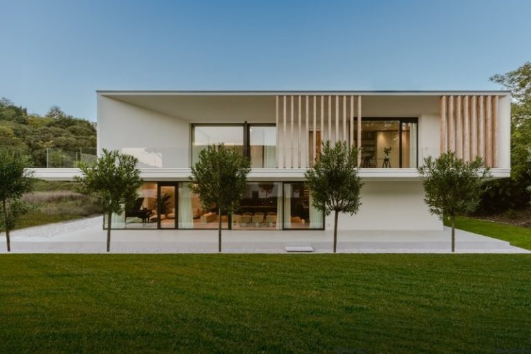 F+C House: raffinata architettura, dall’anima green, immersa nella natura delle colline veronesi, che unisce efficienza e design grazie all’eccellenza dei sistemi in alluminio Schüco